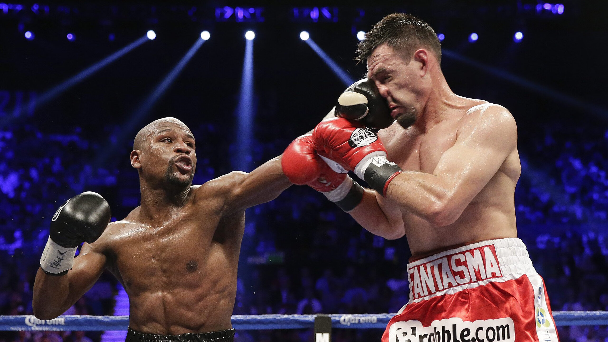 _夜空焰火运动盛典：灯火闪耀中的速度狂欢_，夜空火球