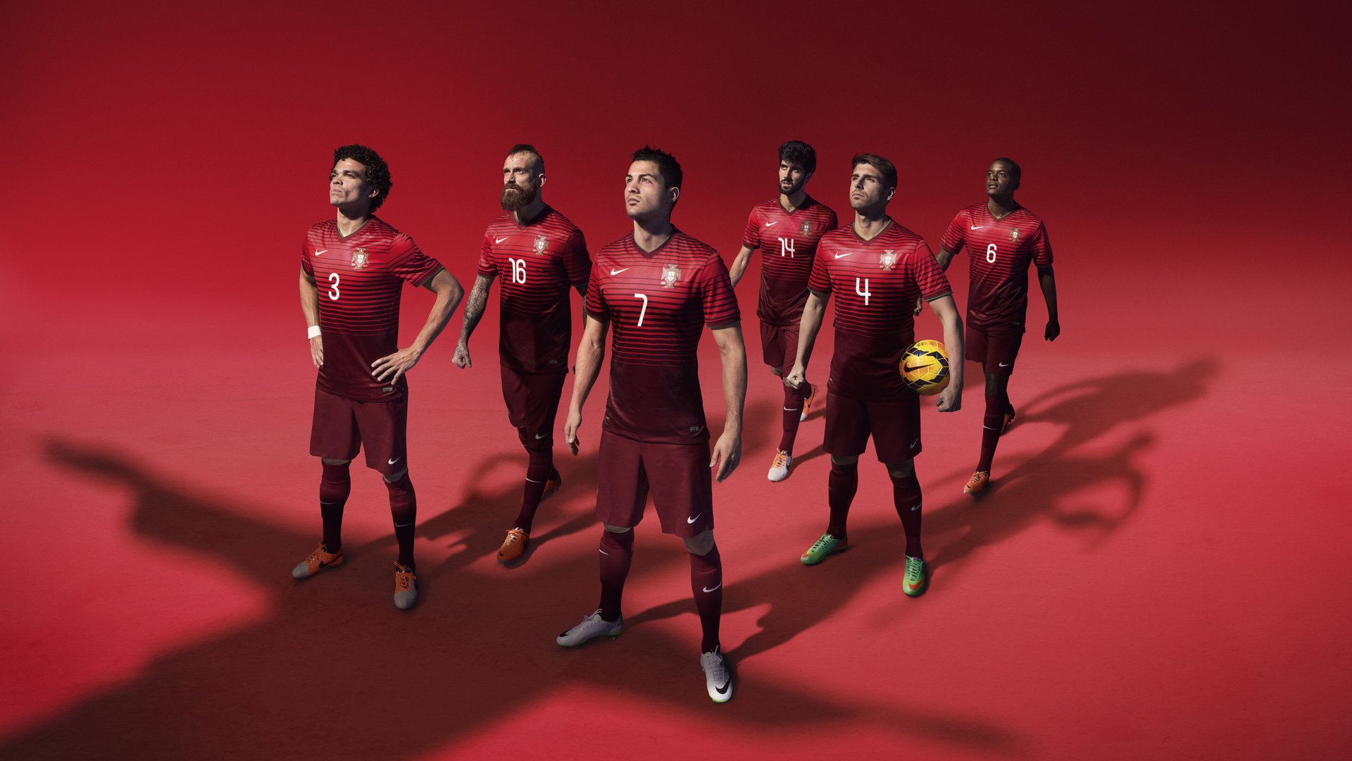 现场氛围：球迷互动带来的火热气氛，足球球迷现场